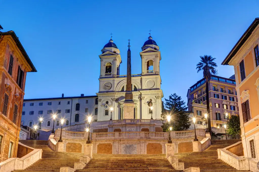 the-trinita-dei-monti-church-and-the-famous-spanis-7HC6RMT